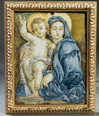 un tableau représentant une femme tenant un enfant dans un cadre en or