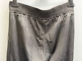 un gros plan sur un pantalon suspendu à un cintre
