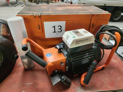 une machine posée sur une table à côté de quelques pneus