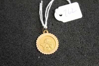 une médaille d'or avec la photo d'une femme dessus