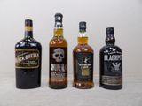 Trois bouteilles d'alcools différents sont alignées sur une table