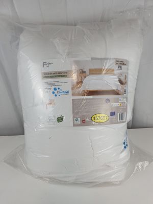 un oreiller emballé dans du plastique sur une table
