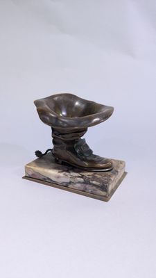 statue représentant une personne tenant un bol, posée sur un socle en marbre