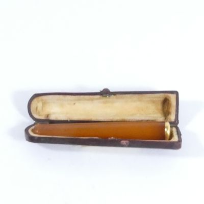 une petite boîte en bois avec une poignée sur une surface blanche