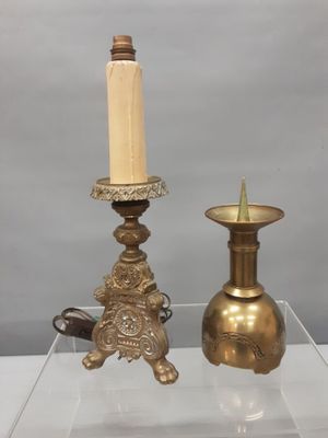 Pique-cierge en laiton repoussé.