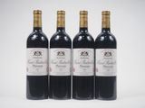 trois bouteilles de vin rouge posées l'une à côté de l'autre sur une surface blanche