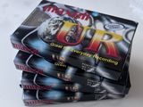 plusieurs DVD empilés les uns sur les autres sur une table