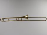 un vieux trombone en laiton suspendu au plafond