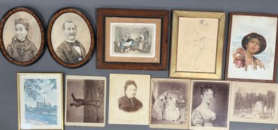 de nombreuses photos encadrées sur le mur de cette pièce