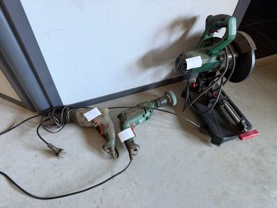 une photo montrant un tas d'outils posés par terre