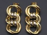 une paire de boucles d'oreilles en or et diamants