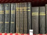 de nombreux livres sur les étagères de la bibliothèque