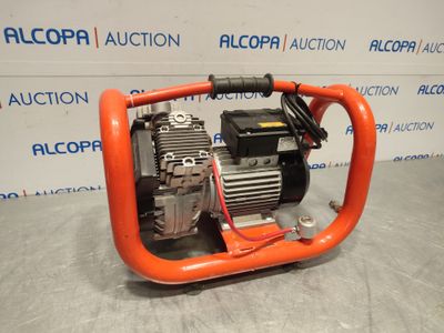 un petit compresseur d'air muni d'un tuyau