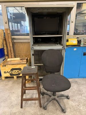 Poste de commande métallique roulant, un pupitre métallique …