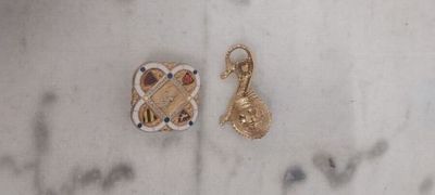 une photo d'une paire de boucles d'oreilles posées sur une surface en marbre