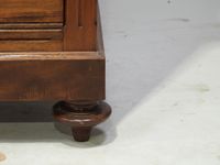 Chiffonnier en merisier mouluré et sculpté, le plateau à dou… (photo 5)