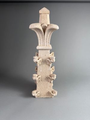 un vase blanc posé sur une table