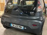 une petite voiture garée dans un garage