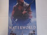L'affiche du film « Waterworld » est accrochée au mur.