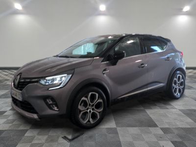 la voiture grise est garée sur un sol en damier dans le garage