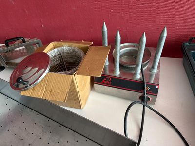 une photo d'une cuisinière dans laquelle se trouvent plusieurs couteaux