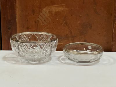 un saladier en verre et un autre saladier en verre posés sur une table