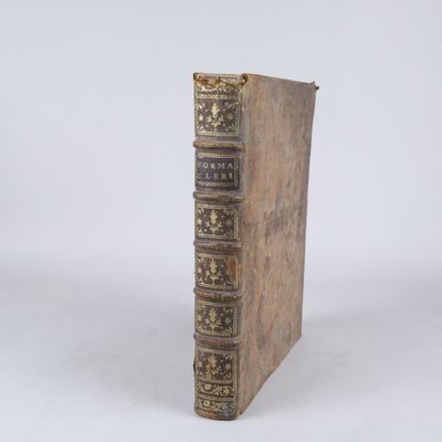 un livre posé sur une table