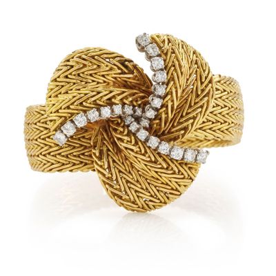 une bague « nœud » en or jaune 18 carats et diamants, signée Van Cleef