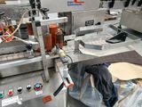 une photo d'une machine en train de fabriquer une feuille de papier