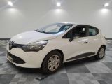 la voiture blanche est garée sur un sol en damier dans le garage