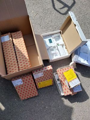 de nombreuses boîtes de courrier posées par terre à côté d'un carton