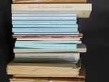 plusieurs livres empilés les uns sur les autres sur une surface noire
