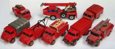 tout un tas de camions de pompiers miniatures alignés les uns à côté des autres