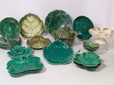 beaucoup d'assiettes et de bols verts sur la table
