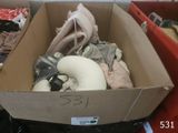 une boîte en carton remplie de vêtements et d'autres objets