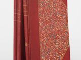 un livre rouge avec une couverture rouge et une reliure dorée