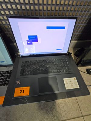 deux ordinateurs portables posés sur une table