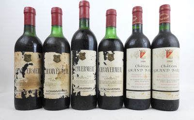 six bouteilles de vin sont alignées sur une table