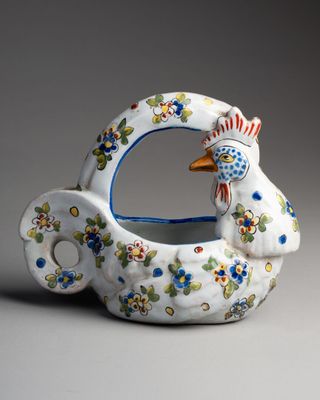 un petit oiseau blanc orné de fleurs bleues et jaunes