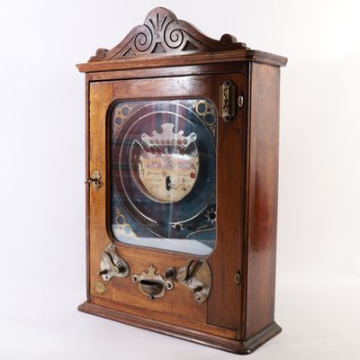 une horloge en bois surmontée d'une couronne