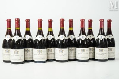 un groupe de bouteilles de vin posées sur une table