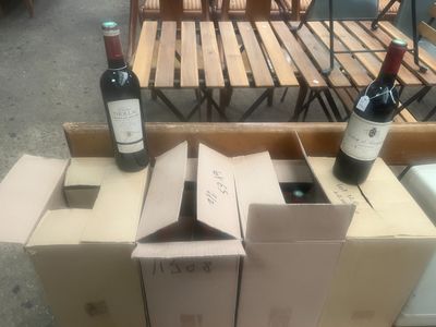 des bouteilles de vin posées sur une boîte en carton, sur une table