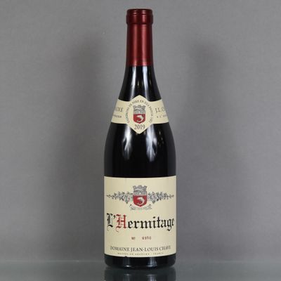 une bouteille de vin posée sur une table