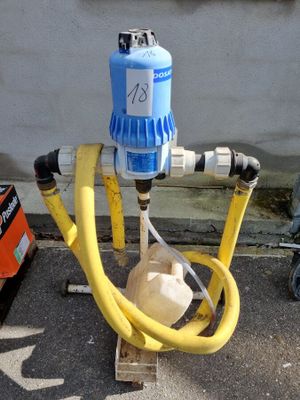 un tuyau jaune raccordé à une borne d'incendie bleue et blanche
