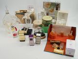 de nombreux types de parfums et de flacons différents sur la table
