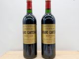 deux bouteilles de vin posées sur une table en bois