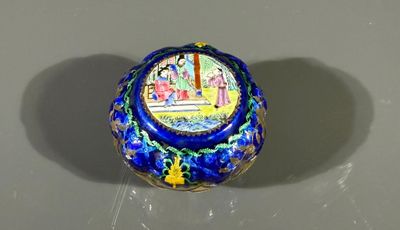 une boîte bleue et jaune sur laquelle est représentée une peinture
