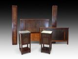 trois meubles, dont un lit, une table de chevet et une table de chevet