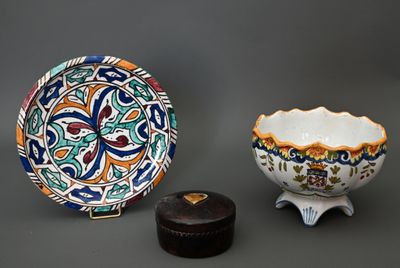 trois types différents d'objets décoratifs sur une surface grise