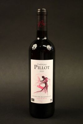 une bouteille de vin rouge posée sur une table noire